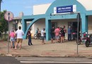 Covid-19: população lota posto de saúde em busca de vacina