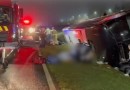 Turista morre e 12 pessoas ficam feridas em tombamento de ônibus