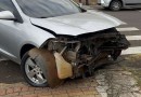 Colisão entre dois carros é registrada e versões divergem