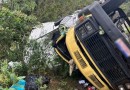 Caminhão tomba na PR-182 e motorista fica ferido