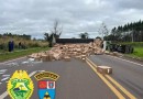 Carga de cigarro contrabandeado fica espalhado pela pista após caminhão bater em carro forte
