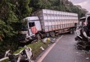Colisão envolvendo dois caminhões e um carro interdita a BR-158