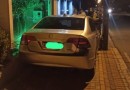 Condutor perde o controle e bate em carro estacionado e muro