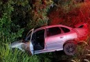 Duas pessoas ficam feridas após carro sair da pista na PR-180