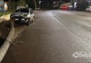 Carro bate contra árvore na Avenida Antônio Silvio Barbieri