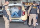 Homem é preso após tentar matar sua ex-mulher e atacar pessoas com uma faca em um supermercado