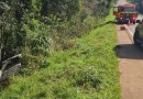 Caminhonete cai em ribanceira na BR-280 e deixa casal ferido
