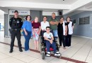 Após campanha, jovem cadeirante recebe equipamento motorizado
