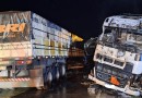Grave acidente causa incêndio entre caminhões e deixa condutor gravemente ferido