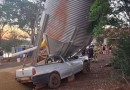 Carro sai da pista, atinge silo e estrutura com 10 toneladas de grãos desaba no Paraná