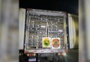 Carreta com alimentos contrabandeados entra no Brasil por passagem clandestina e é apreendida