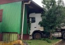 Caminhão desgovernado atinge residência, em Sulina