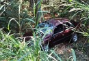 Carro sai da pista e capota em barranco, deixando duas pessoas feridas