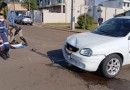 Homem sofre suspeita de fratura na perna após colisão entre moto e carro
