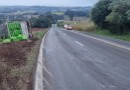 Caminhão que transportava frangos tomba na PR 566
