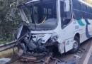 Uma pessoa morre e 18 ficam feridas após carro invadir pista contrária e bater de frente com ônibus