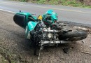 Moto fica destruída após bater em carro e caminhão na PR 182