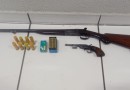 Armas são apreendidas após homem agredir esposa e filha