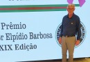 Professor é homenageado com prêmio Educador Elpidio Barbosa