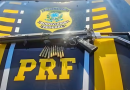 Jovem de 18 anos é investigada por posse ilegal de arma de guerra encontrada em carro envolvido em acidente na BR-277
