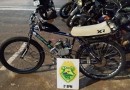 Dois adolescentes são abordados após fuga com bicicleta motorizada