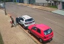 Homem tenta roubar carro automático, não consegue dirigir e foge a pé
