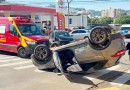 Colisão entre dois veículos deixa gestante ferida e provoca capotamento em cruzamento