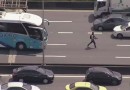 Bandidos tomam ônibus escolares para fazer barricadas na Linha Vermelha, no RJ