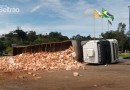 Carreta carregada de tijolos tomba no trevo da PRE