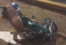 Acidente entre carro e moto deixou motociclista ferido na noite deste sábado (26)