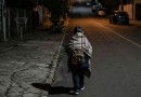 Mãe sai para beber e filho de 4 anos é encontrado chorando sozinho na rua no Oeste de SC