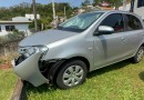 Homem fica ferido ao bater carro em mureta