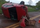 Após ser fechado por caminhão, condutor perde controle e capota automóvel na PRC-280