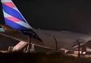 Avião da Latam ultrapassa pista de aeroporto e para no gramado sob chuva em Chapecó