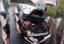 Ford Fiesta fica destruído após colidir na traseira de caminhão na PR-280