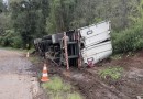Caminhão carregado com alimentos tomba na PR-481 e motorista é socorrido