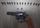 Mulher é presa por posse irregular de arma de fogo e munições