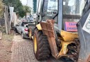 Retro escavadeira da prefeitura atinge quatro veículos na área central