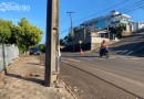 Motociclista tem ferimentos graves após bater em poste