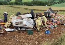 Socorristas levam mais de uma hora para retirar motorista preso em cabine de caminhão após saída de pista