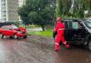 Mulher fica presa e é resgatada pelo porta-malas após acidente