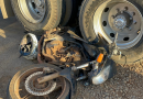Motocicleta fica presa em rodado de caminhão após colisão