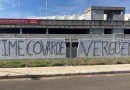 Torcida colorada protesta em frente ao CT Parque Gigante