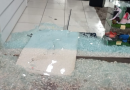 Comerciante de Barracão exige resposta do setor de segurança após vândalos quebrarem vidraça de sua loja