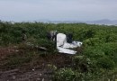 Acidente  Avião de pequeno porte cai em praia de Navegantes e deixa dois homens gravemente feridos