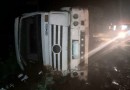 Motorista e passageiro ficam feridos após carreta sair da pista e tombar