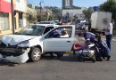 Mulher fica ferida em colisão envolvendo carro e van
