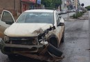 Camionete colide contra rodado de caminhão em avenida
