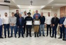 Policiais que estavam de férias e salvaram jovens de afogamento são homenageados
