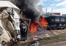 Caminhão pega fogo após forte colisão na PR-487